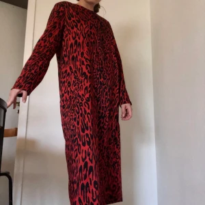 Leopard dress - Röd/svart leopard klänning från zara. Storlek L men passar alla storlekar då den ska vara oversize. 