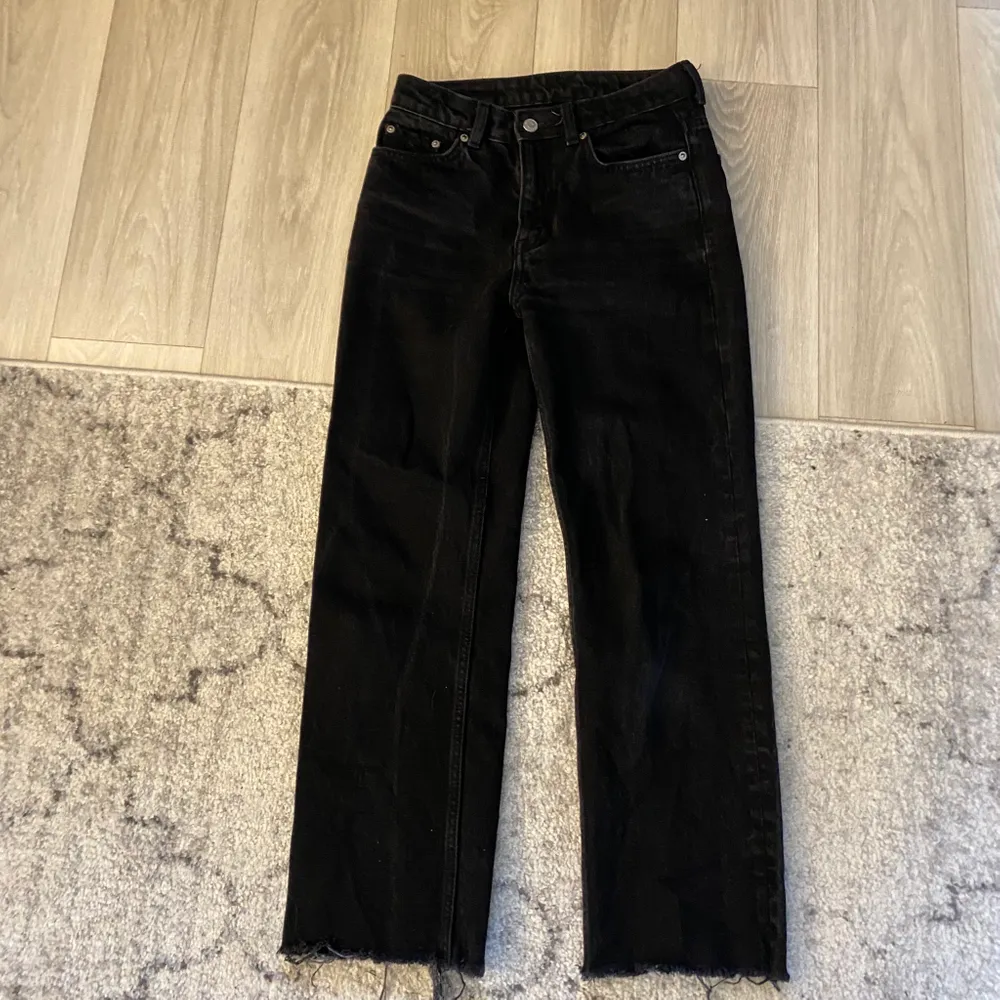 Super snygga jeans från weekday i modellen Voyage, säljer då de tyvärr blivit försmå (första bild lånad). Frakt 63 kr!🖤. Jeans & Byxor.
