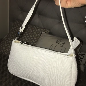 Vit baguetteväska - Säljer den här baguetteväskan. Den är ganska liten men man får plats med det viktigaste 🤍👜 Helt ny, frakt 45kr (högsta bud 130kr)