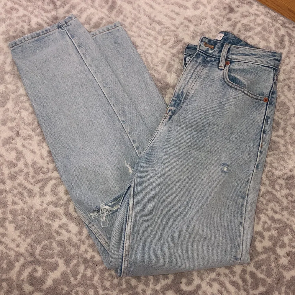 Ett par riktigt snygga byxor från zara som jag har klippt ett hål i! Liknar de populära från Gina! Det står storlek 36 men skulle snarare säga att de sitter mer som ett par 34. 63 kr frakt tillkommer 🥰. Jeans & Byxor.