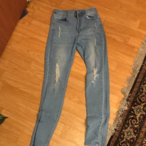 Jeans  - Jätte fina jeans som sitter perfekt från SHEIN köpt för 200 jag säljer denna för den är inte min storlek den kostar 100 kr och är för womens i storlek s