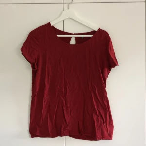 Blus Röd - Röd blus från ONLY i strl. 38. Liten öppning i ryggen. Tunnt material