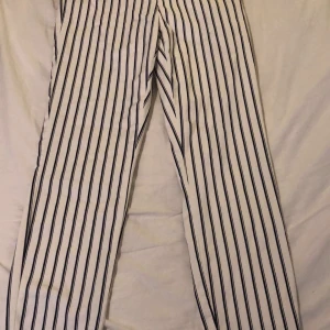 Randiga kostymbyxor  - Randiga kostymbyxor, väldigt fint skick!