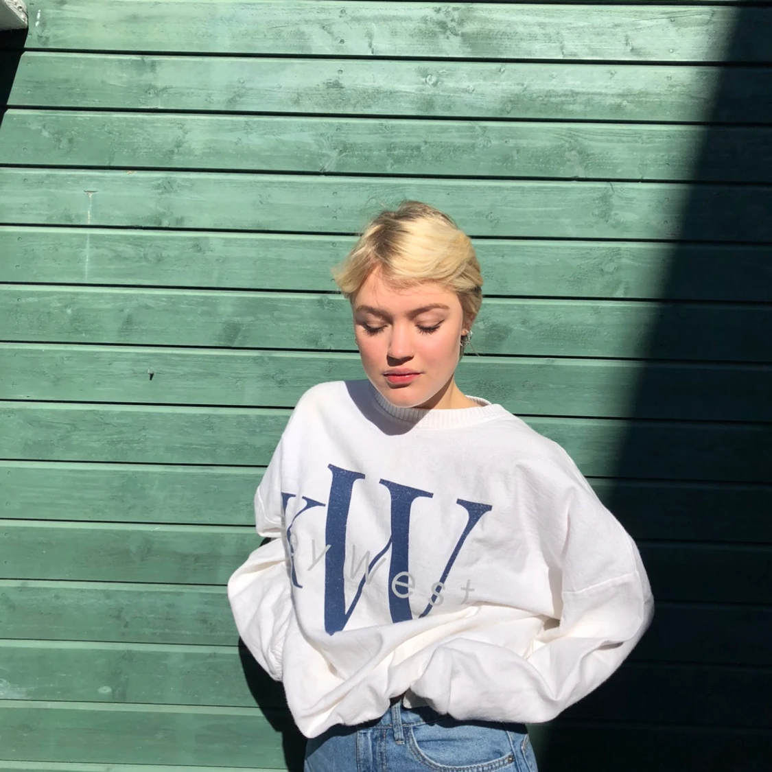 En vit skitsnygg tröja från second hand  - 90