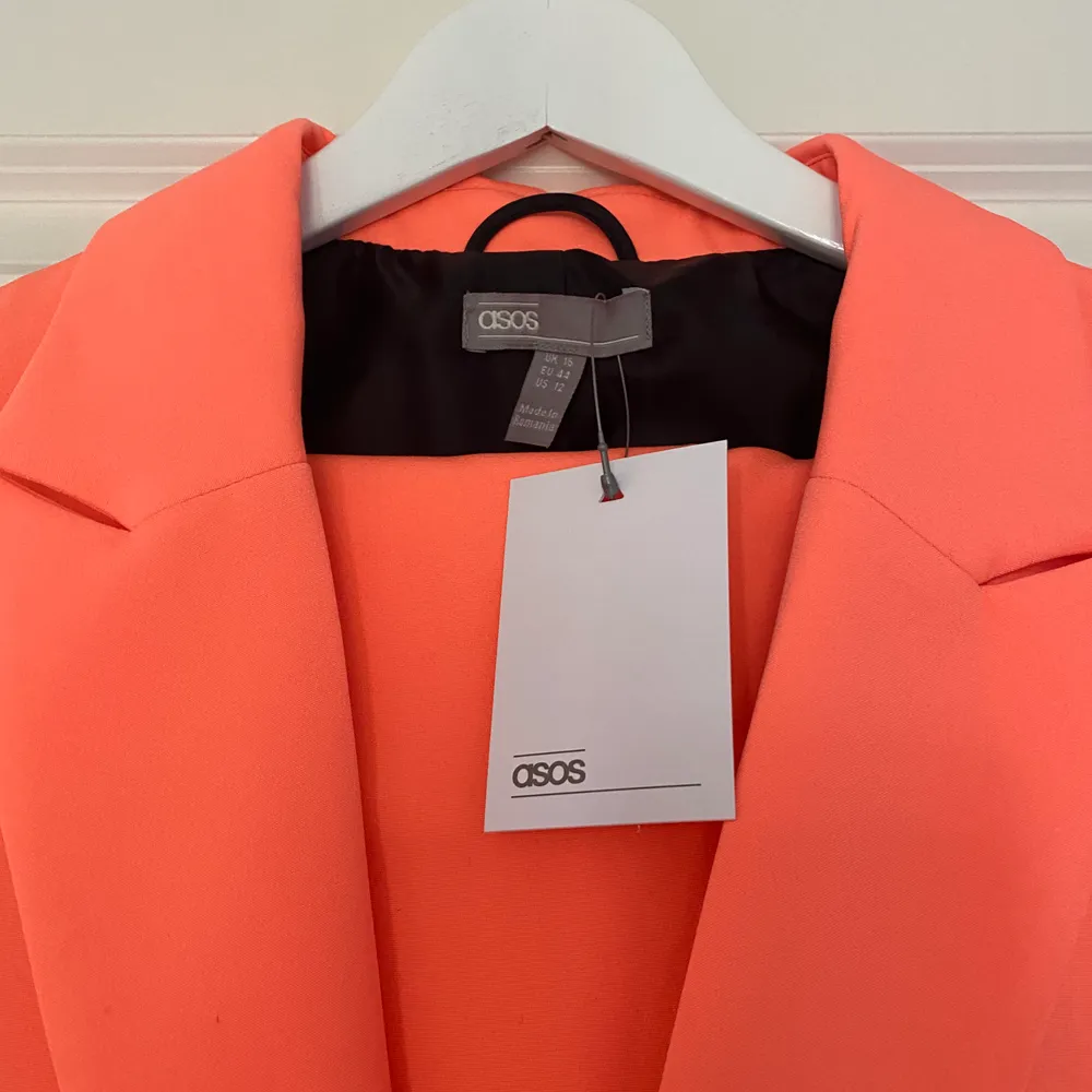 Säljer en korallrosa/neonrosa kostym från ASOS i storlek 44. Helt ny!! Lapparna är kvar!  Pris (inklusive frakt): 200kr eller högstbjudande  Inköpspris: 800kr. Kostymer.