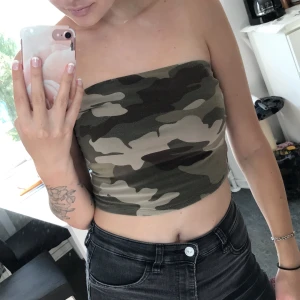 Camo top - Väldigt skön top med camouflage print💫 är använd! Frakt ingår i priset😘