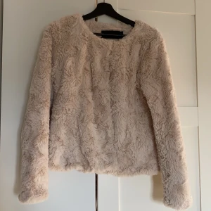 pälsjacka 🤍🤍 - Jättefin och skön höst och vår pälsjacka i beige. Knappt använd då jag inte passar i den och jackan är i jättebra skick. 🥰
