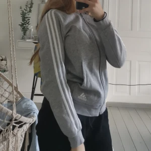 Adidas - Grå Adidas tröja med dragkedja, jätte skön 💞                står 13/14 år i strl men passar mig som har S 