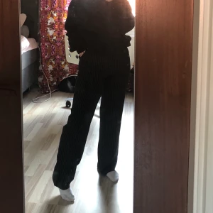 Kystymbyxor med kritstrecksränder - Kritstrecksrandiga kostymbyxor från NAKD! Deras klassiska kostymbyxor -  passar till allt! Köpare står för frakt! 💛