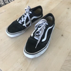 Svarta vans  - Säljer mina vans i storlek 38. Knappt använda och därför i väldigt bra skick! Väldigt sköna skor och passar perfekt nu till hösten. Säljer då de inte riktigt är min stil längre. Nypris: 750kr💕
