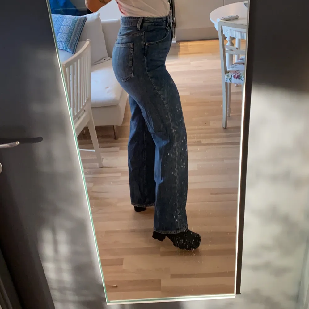 High waist och Wide leg , en härlig 70 tals känsla , väldigt mjuka i tyget. Säljer pga för små för mig. Frakt tillkommer .. Jeans & Byxor.