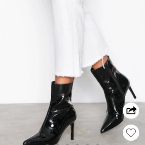 Urballa skor  - Säljer nu mina fina klackar i svartlack-material. Passar en cool brud som gillar att vara lite extra ✨ skorna är använda ca 2-3 ggr. Kund betalar frakt.