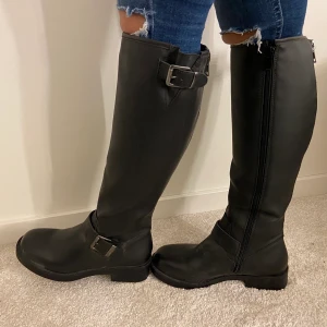 Stövlar - Ett par fina stövlar som aldrig är använda. Jättefina! 