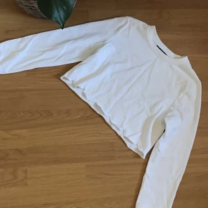Kort sweatshirt i storlek s - Den är super fin men säljer för jag inte använder den, tyvärr finns det en litet fläck på ena axeln som vi förakt ta bort men inte går(inget man tänker på), får komma med egna förslag på pris