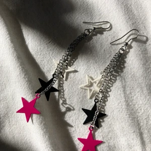 y2k vibe örhängen! - Säljer dessa as balla örhängen, i bra skick! Riktig 2000s vibe! 60kr med frakt inkluderat i priset!<3