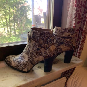 Ormskinns klackar - Fake ormskinns klackar som aldrig är använda utomhus