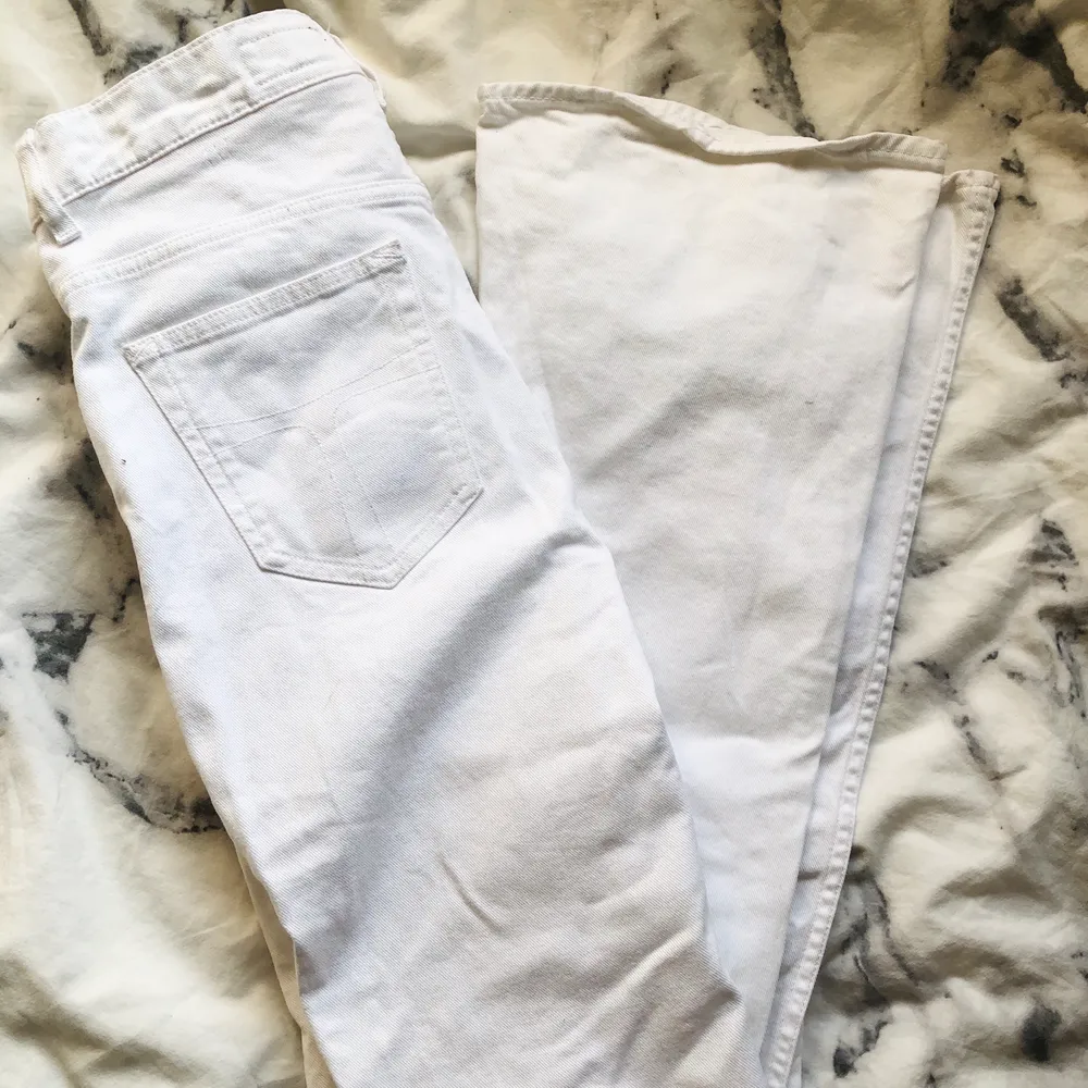 Vita bootcut jeans från tiger of Sweden. Köptes för ca 1100:-, de var för små när jag fick hem dem så de är aldrig använda. Vill bara bli av med därav priset. Skriv för frågor 💕 frakt +63kr, storlek 30/34 men är ganska tighta . Jeans & Byxor.