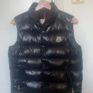 Moncler väst!  - En svart moncler väst, storlek 14 i barnstolen är 155cm den e lite stor på mig så den borde passa någon som är 164cm. Använd 2 gånger därav jätte bra skick! ÄKTA, bevis finns inne i västen! Köpt för 4000kr! BUDA I KOMMENTARERNA