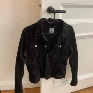 Jeansjacka  - Jeansjacka från Crocker Stl: M. Enbart använd vid ett fåtal tillfällen så jackan är i mycket bra skick. Finns att hämta vid Östermalmstorg eller skickas mot avgift. 