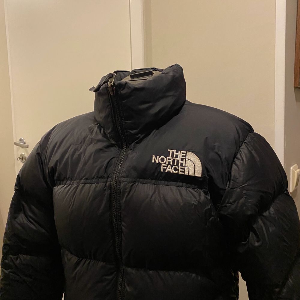 Säljer nu min north face jacka som är köpt förra året  och använd bara en vinter. Nypris 2500kr. Säljer med startpris 1400kr, buda! 💕💕. Jackor.