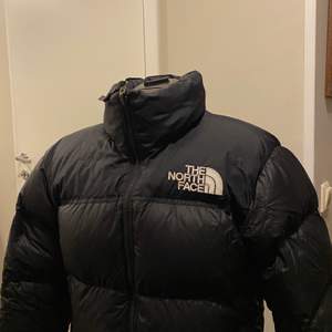 Säljer nu min north face jacka som är köpt förra året  och använd bara en vinter. Nypris 2500kr. Säljer med startpris 1400kr, buda! 💕💕