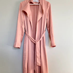 Rosa Trenchcoat - Använd en gång, känns som en 36:a