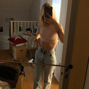 WEEKDAY ROW W:24 L:32 - Säljer mina absoluta favorit byxor någonsin då de tyvärr blivit för små för mig!! Har använt sparsamt så de ser ut precis som nya, jag är 168 cm lång å de sitter perfekt på mig i längden, något långa. Original pris 500 kr, mitt pris: 300 kr