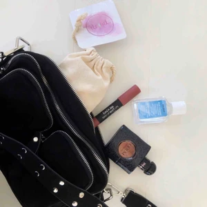  - Vi är ett UF företag som säljer ihopplockade mens- och tampong-kit innehållande de man behöver för att klara av sin menstruation. Perfekt att ha i väskan när mensen väl kommer🩸 Kika in vår instagram för mer info @period_uf 