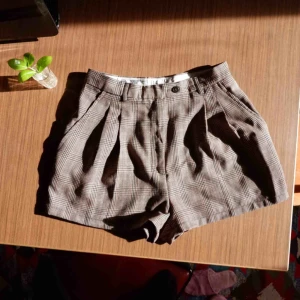  - Höga shorts i 100% ull. Rekommenderad kemtvätt men går bra att tvätta i ullprogrammet. Midjan är 72cm i omfång. 
