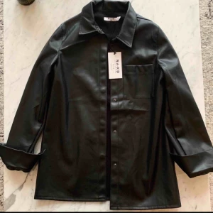  - Jätte snygg trendig jacka i mycket bra skick💞💞orginal pris 600kr💘 köparen står för frakten, kan mötas upp i sthlm 