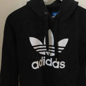  - Aldrig använd äkta adidas hoodie! Frakt ligger på 50kr.