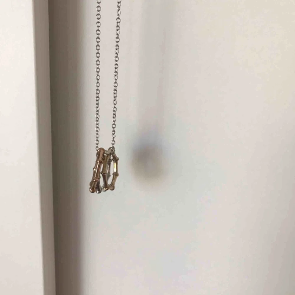 Halsband med tre ringar, en silver färgad, en guld färgad och en brons färgad🥇🥈🥉. Accessoarer.