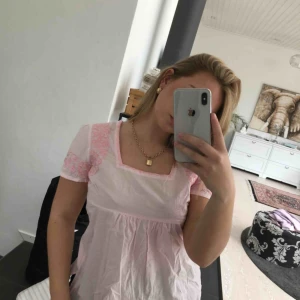  - Säljer denna super fina blusen som har fina detaljer vid axlarna och en sjukt fin skurning vid bröstet😊 Jag är en Xs/S så skulle mer säga att den är en S i storlek✨ frakten kostar 63kr