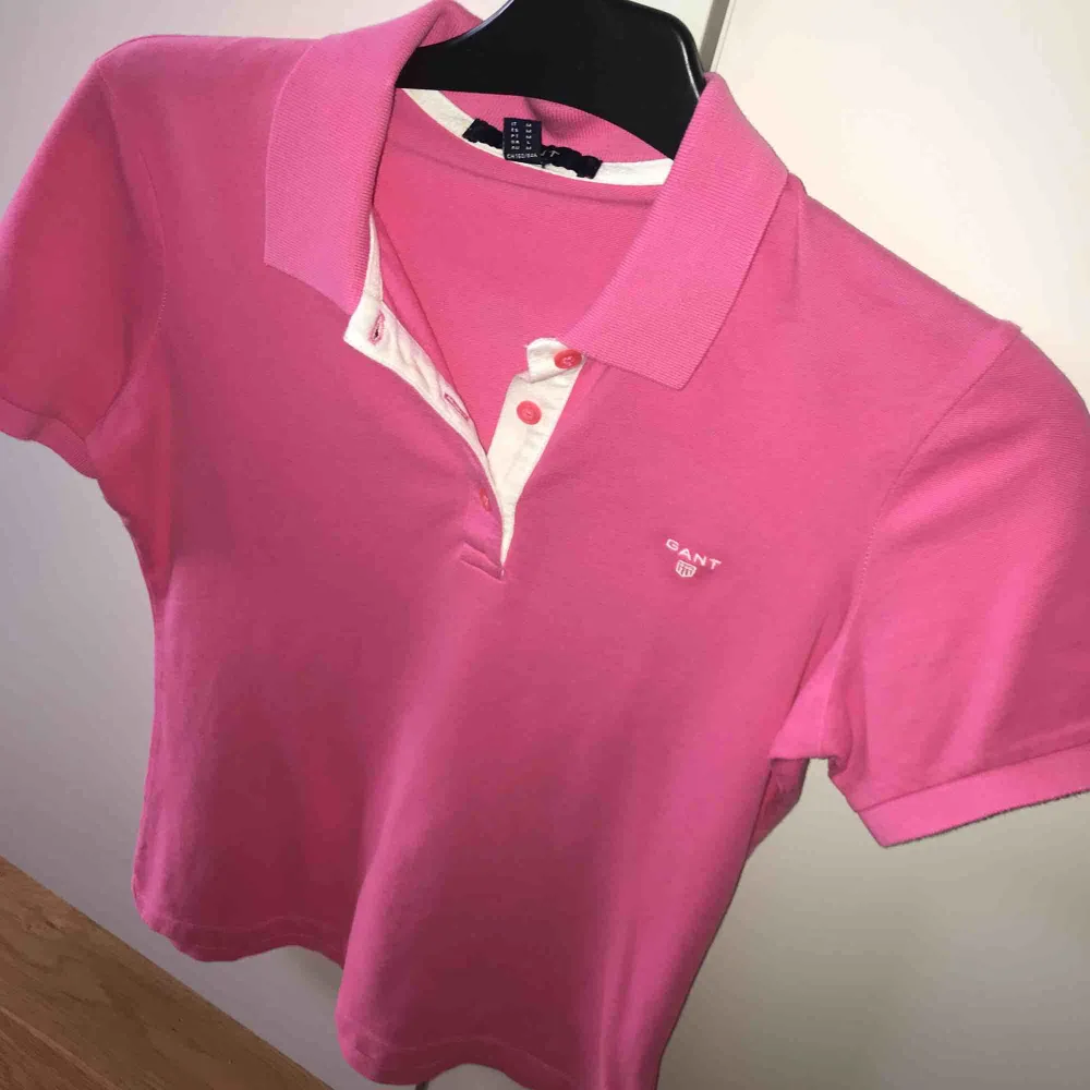 Helt ny GANT polo tröja, äkta!, köpt för 1100kr, rosa med vita detaljer, frakt och pris kan diskuteras💞. T-shirts.