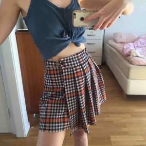  - Kjol i nyskick, strl 36 men är stretchig så kan passa både en aning mindre eller större. Frakt ingår i priset