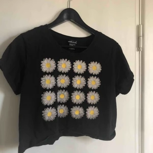 Crop top - Supersöt crop top från märket wet seal. Tycker inte storleken är XL utan skulle snarare säga att den passar xs-S. Frakten är inräknad i priset 🤠