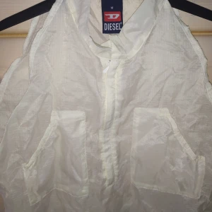 Diesel linne - Snyggt skuren transparent linne i ok skick! Känns väldigt lite i storlek men står M. Uppskattar en xs - s passar bra i den.