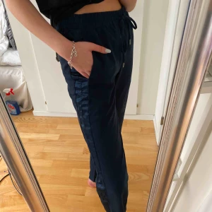  - Super sköna kostymbyxor med siden rand på sidorna! 