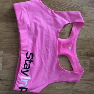 NY sport-bh, stay in place - Stay-in-place sport-bh som är helt oanvänd, den har bara legat i garderoben. Storleken är S. 