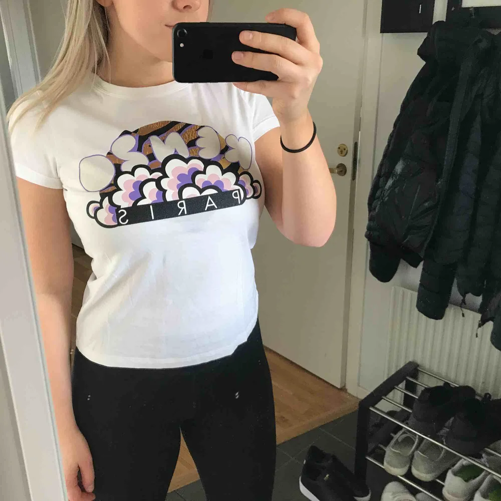 Kenzo tröja i fint skick! Märket har lite glitter i sig. Frakt tillkommer. Bud från 100kr. T-shirts.