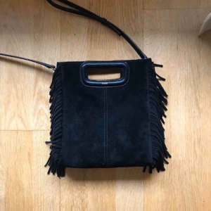  - Säljer min väska från maje för att den inte används längre.  Inga tydliga tecken på användning.  Köpt på NK 2300kr, kvitto och dustbag finns. 