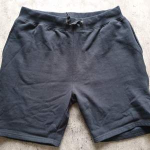 Snygga mörkblåa jogging shorts. Ser lite missfärgade ut i mitten på bilden men shortsen har jämn blå färg och är sparsamt använda. Frakt tillkommer