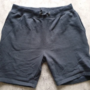 Jogging shorts - Snygga mörkblåa jogging shorts. Ser lite missfärgade ut i mitten på bilden men shortsen har jämn blå färg och är sparsamt använda. Frakt tillkommer