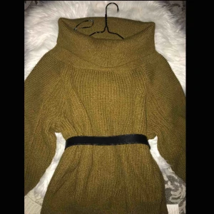  - Super härlig och skön stickad tröja för våren, oAnvÄnd !  Färgen är khaki brown och storleken Passar S som lite oversize🐿🐕🦌🙈💼🧦