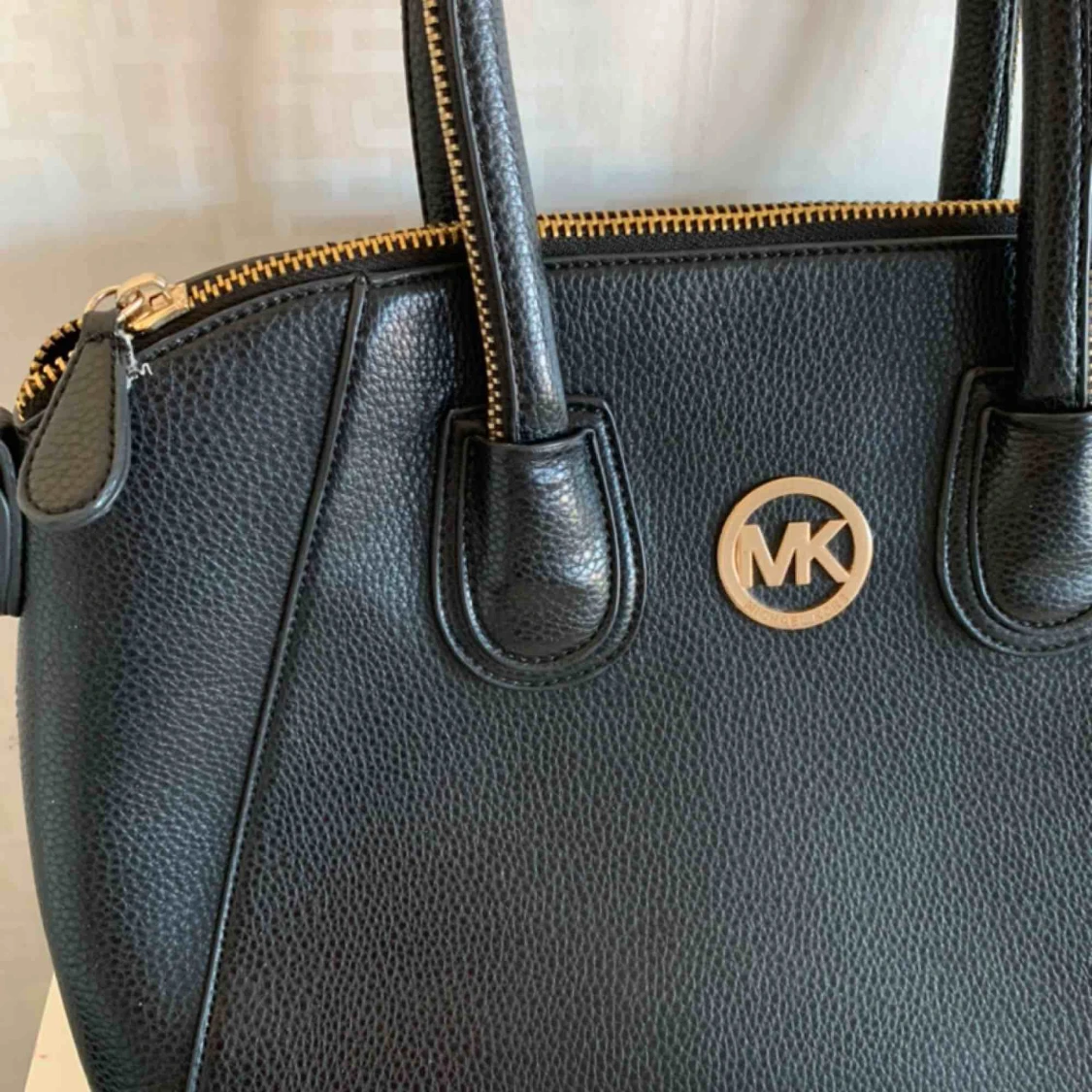 MK elegant rymlig väska i svart och guld!  - 90