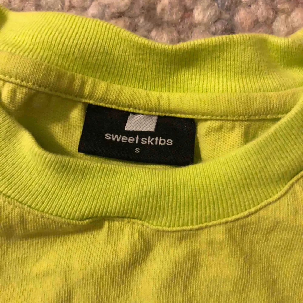 Snygg tröja i limegrönt från SWEET SKTBS. Trycket är i bra skick och har ej några sprickor. Kan mötas upp i Växjö eller så står köparen för frakt.. T-shirts.