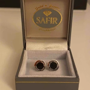 Örhängen - Marc Jacobs örhängen i jättebra skick. Väldigt fina men har inte kommit till användning.  