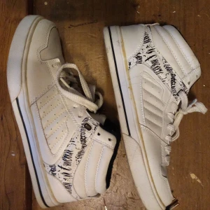 Chisel - Sköna skor som är använda ute 1 ggr men inomhus några ggr mer. Ev frakt betalas av köparen 