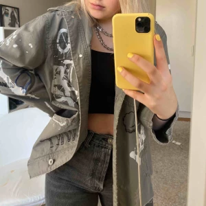  - Sjukt snygg jacka med klotter. Från en av Zaras gamla kollektioner så finns inte längre att köpa i butik! Nyskick⚡️⚡️💞
