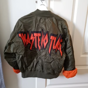 Bomberjacka  - Militärgrön bomberjacka med orange foder 